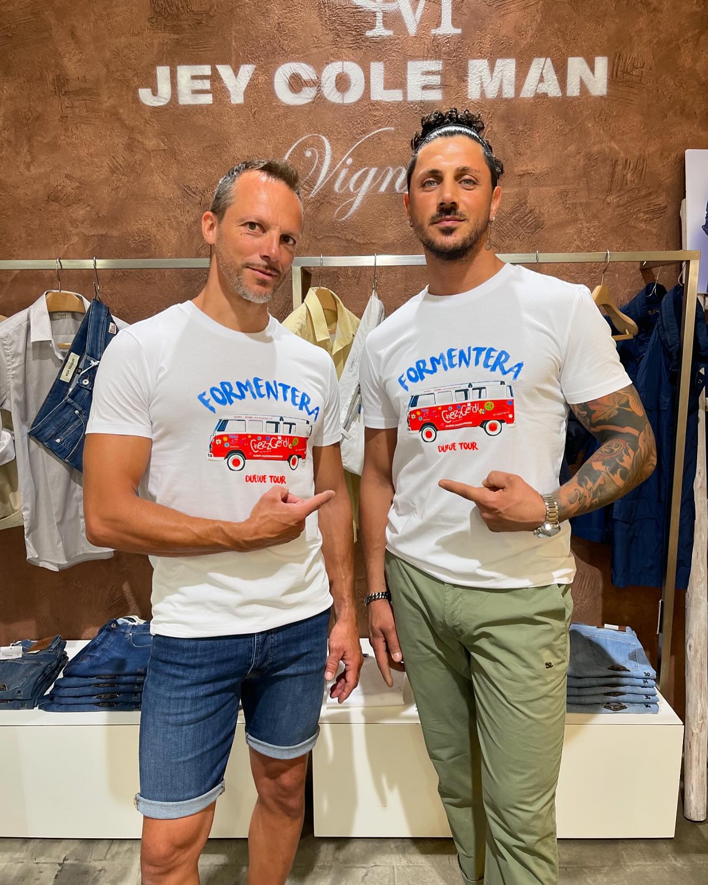 La nostra t-shirt FORMENTERA indossata con short Roy Roger’s by Stefano Spinelli e pantalone verde in un cotone leggerissimo by Stefano Borelli