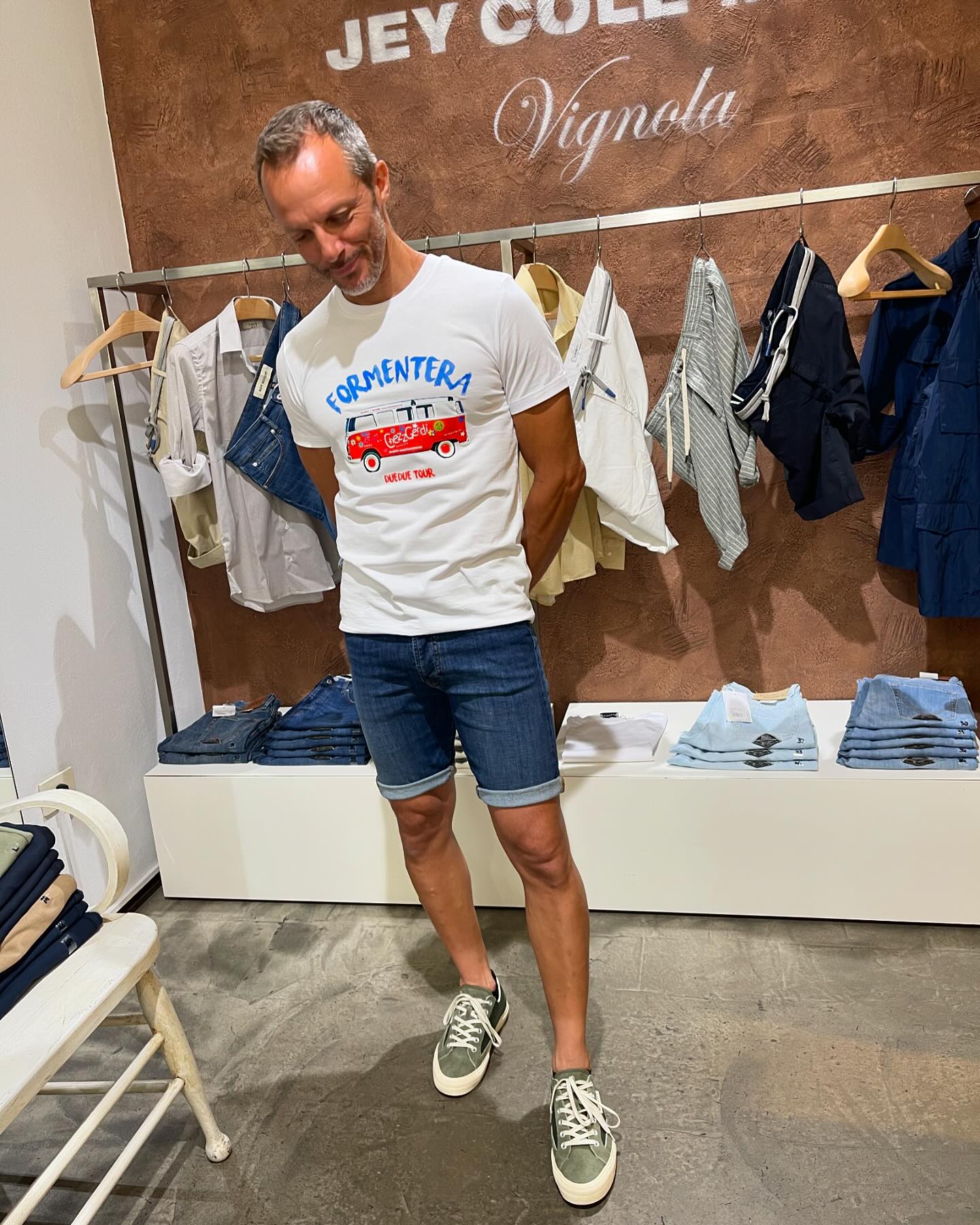 La nostra t-shirt FORMENTERA indossata con short Roy Roger’s by Stefano Spinelli e pantalone verde in un cotone leggerissimo by Stefano Borelli