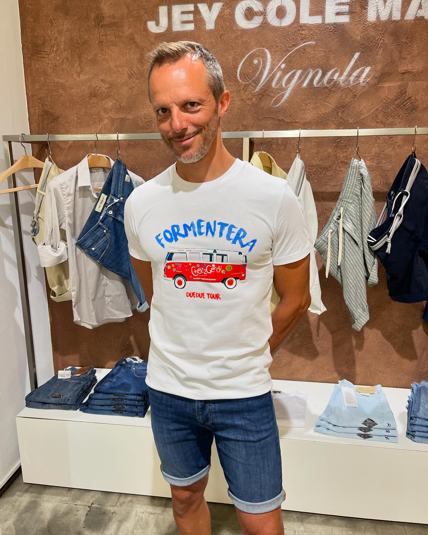 La nostra t-shirt FORMENTERA indossata con short Roy Roger’s by Stefano Spinelli e pantalone verde in un cotone leggerissimo by Stefano Borelli