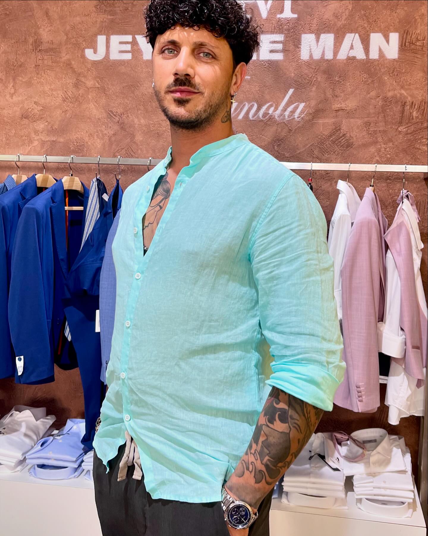 Camicia uomo coreana in lino in diversi colori anche se questo indossato dal nostro Stefano Borelli e’ veramente stupendo 🤩🤩